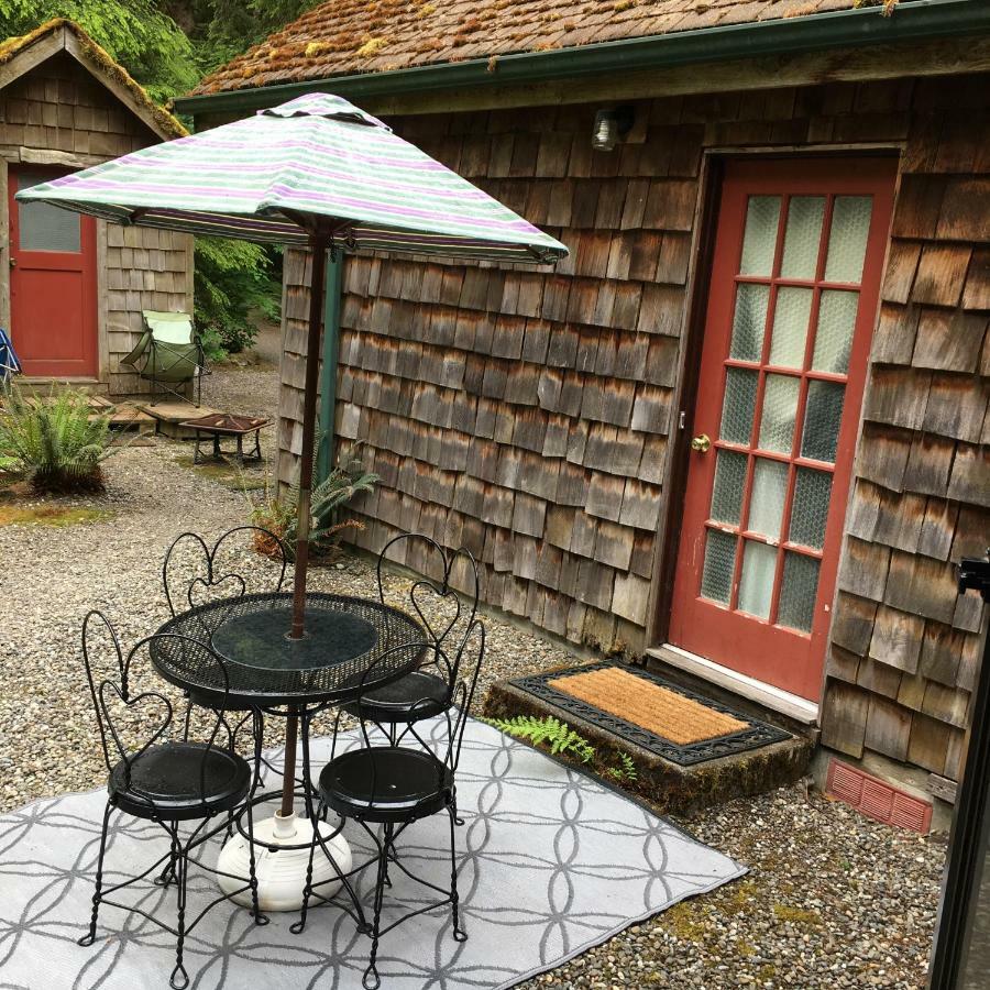 Manitou Lodge Forks Bagian luar foto
