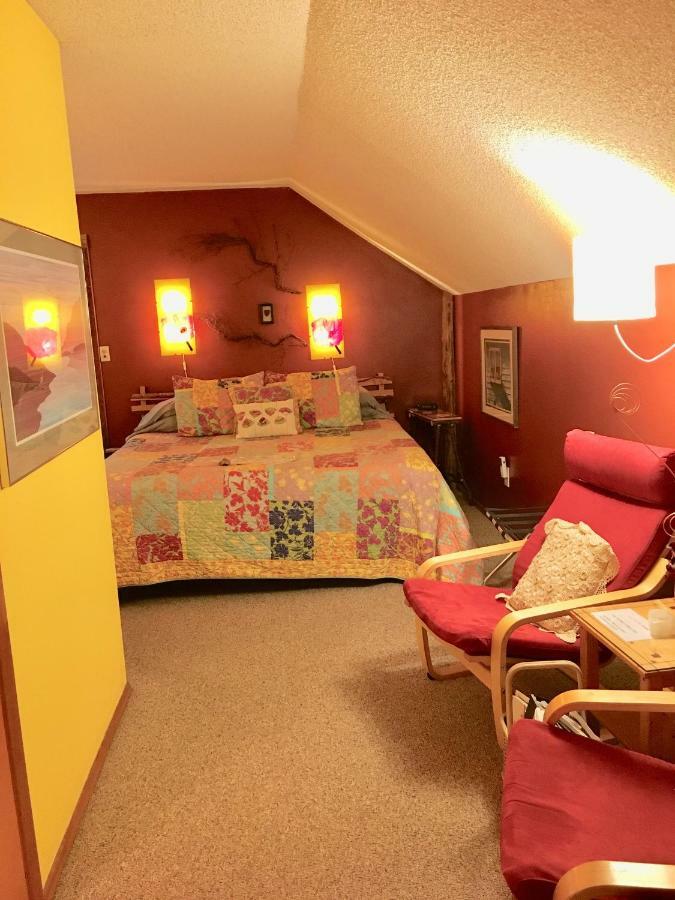 Manitou Lodge Forks Bagian luar foto