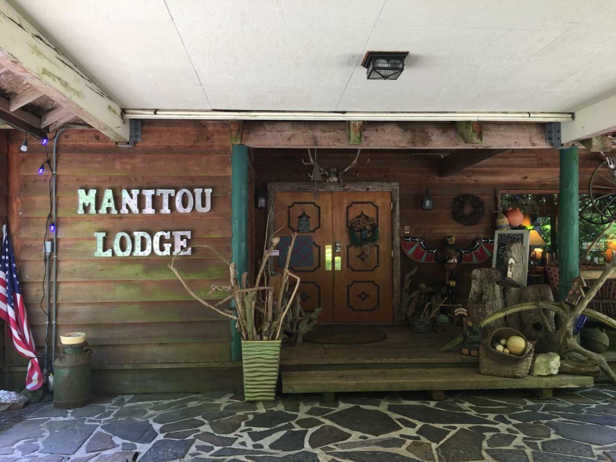 Manitou Lodge Forks Bagian luar foto