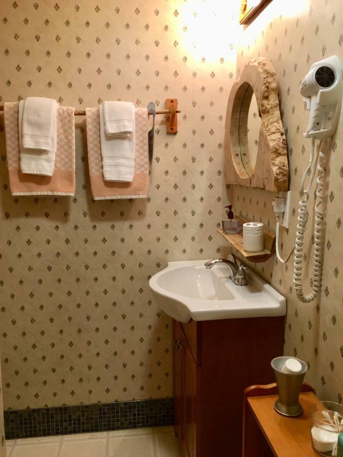 Manitou Lodge Forks Bagian luar foto