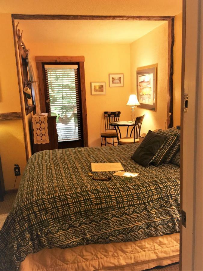 Manitou Lodge Forks Bagian luar foto