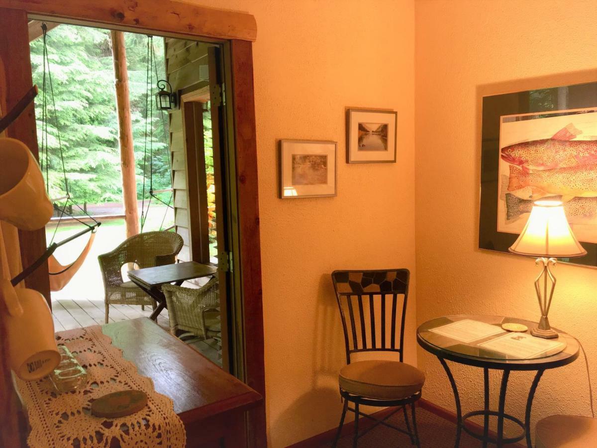 Manitou Lodge Forks Bagian luar foto