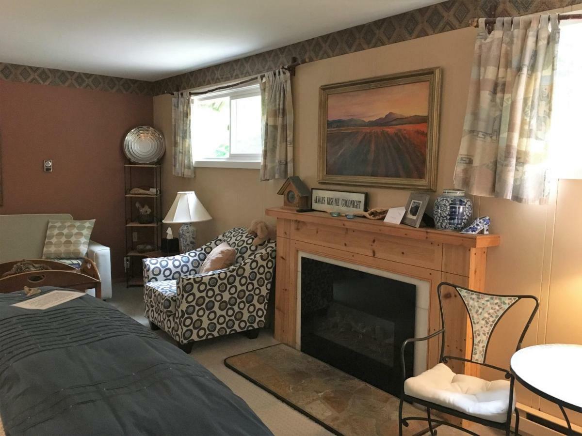 Manitou Lodge Forks Bagian luar foto