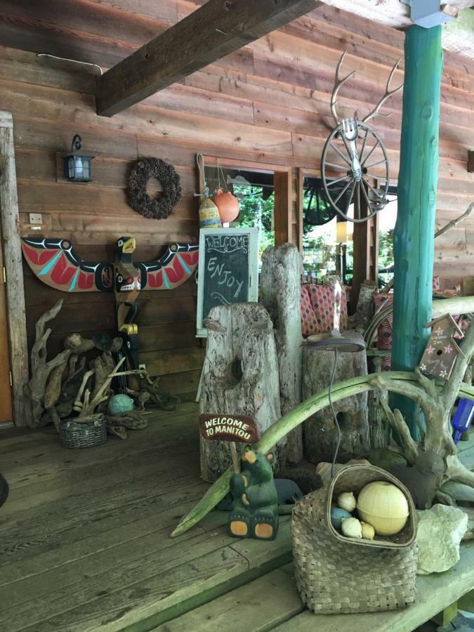 Manitou Lodge Forks Bagian luar foto