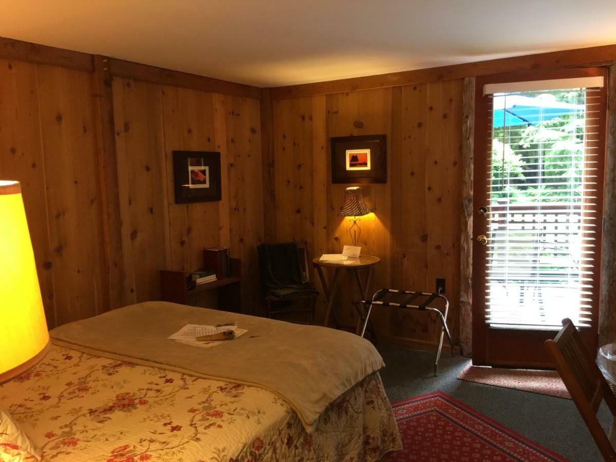 Manitou Lodge Forks Bagian luar foto