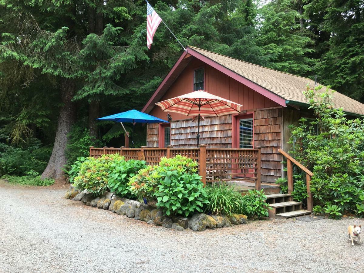Manitou Lodge Forks Bagian luar foto