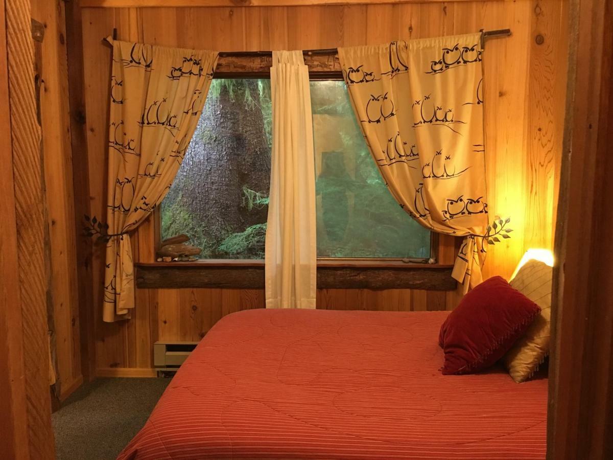 Manitou Lodge Forks Bagian luar foto