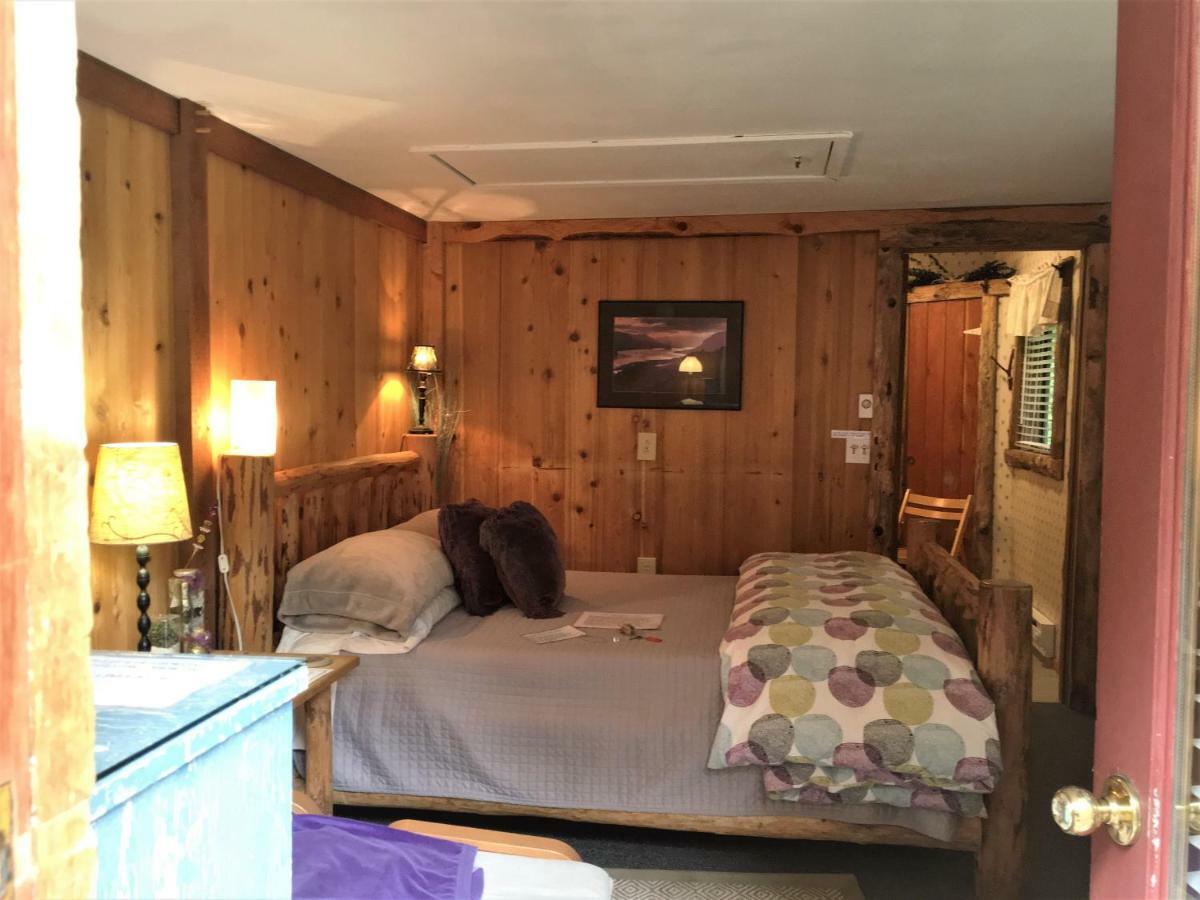 Manitou Lodge Forks Bagian luar foto