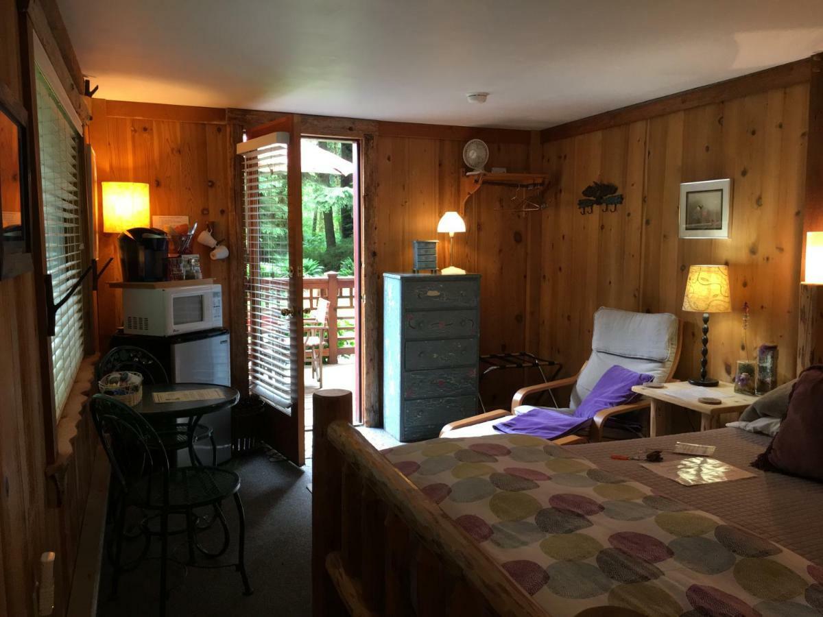 Manitou Lodge Forks Bagian luar foto