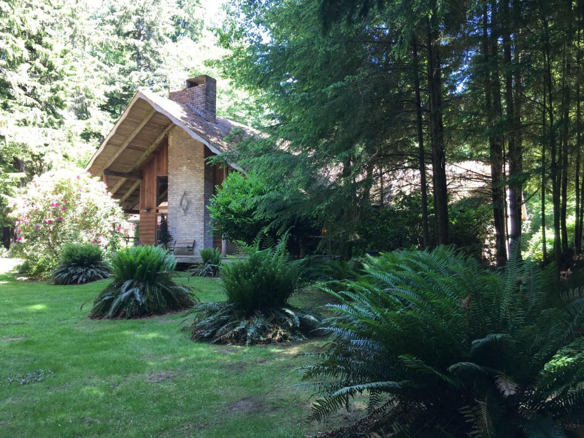 Manitou Lodge Forks Bagian luar foto